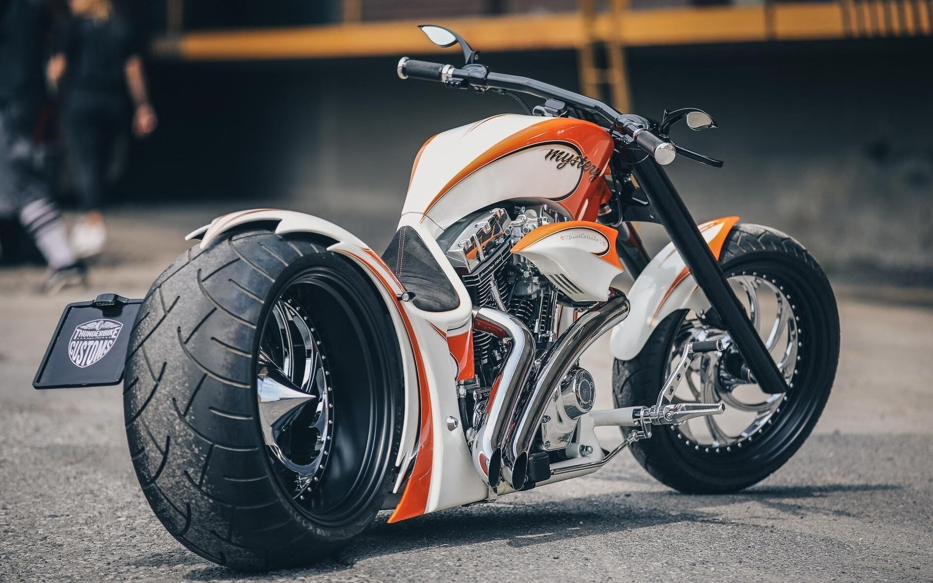 F1赛道喧嚣轰鸣,他沉默转身投进一记中距离